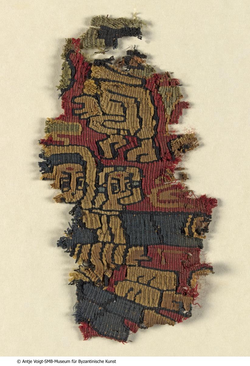 Fragment eines Besatzes mit Resten einer Darstellung der Anbetung der Magier