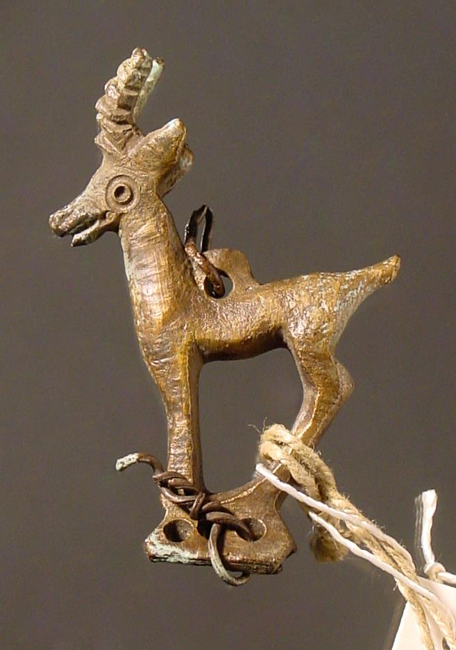 Kleine Gemse (Steinbock) mit Öse und Kette am Rücken