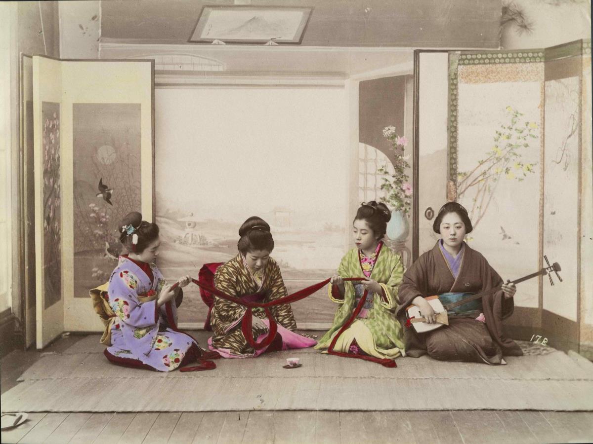 Interieurszene: 4 Frauen beim Konkonchiki-Spiel