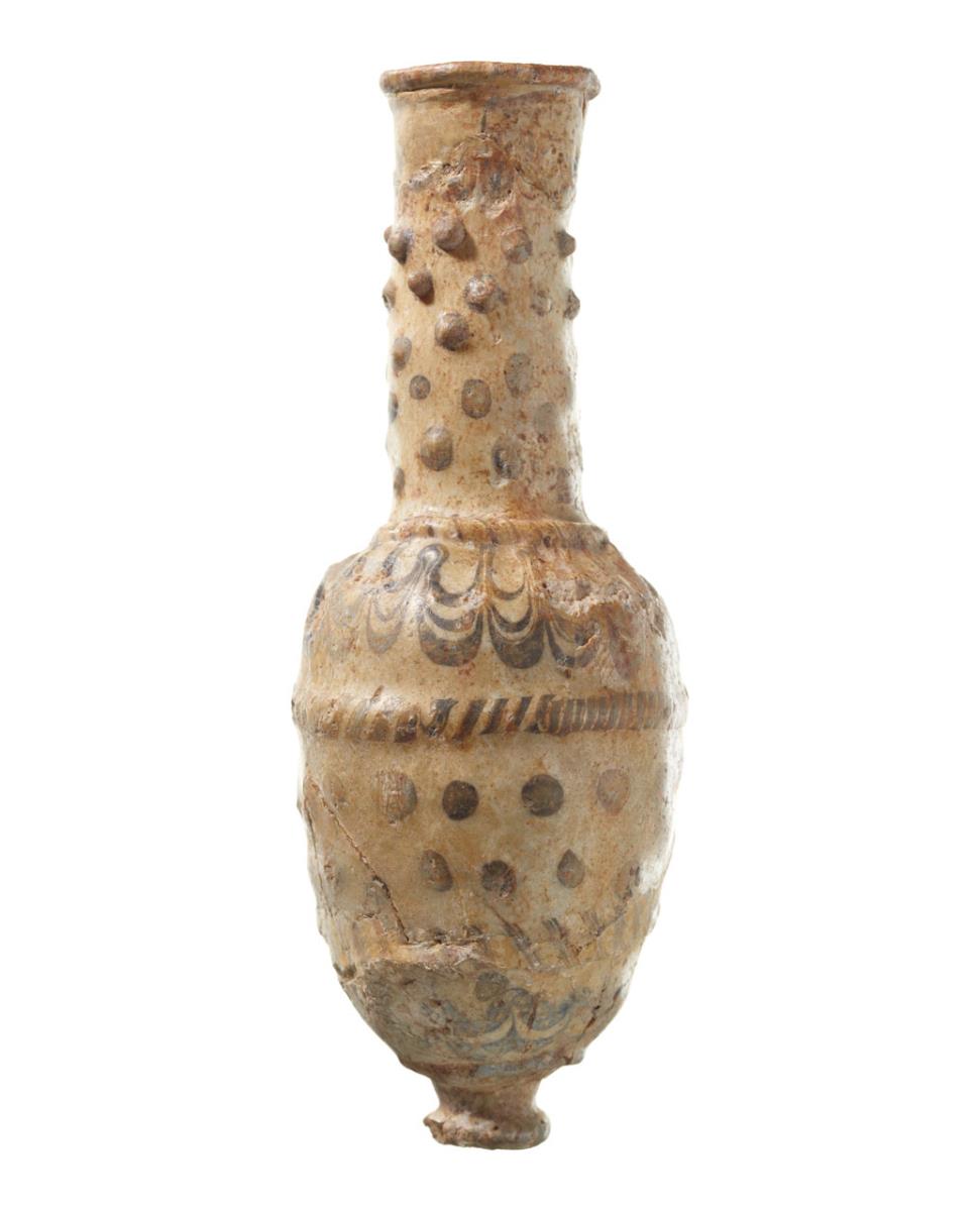 Glasflasche mit hohem schlanken Hals und Knopffuß