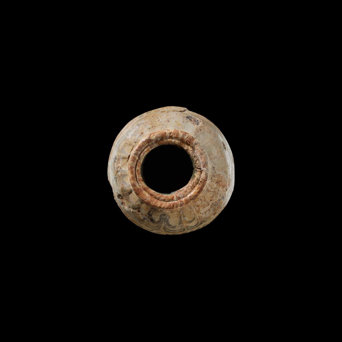 Glasflasche mit hohem schlanken Hals und Knopffuß