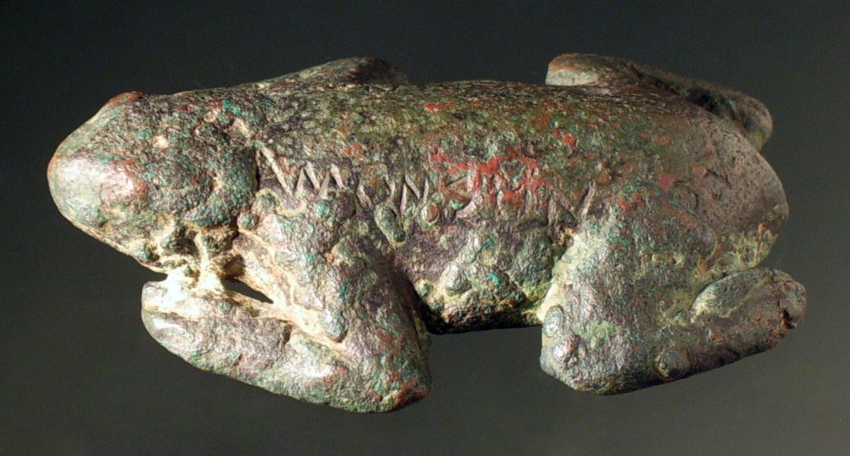 Statuette eines Froschs mit griechischer Weihinschrift: Αμων Σωνοου Βοασονι