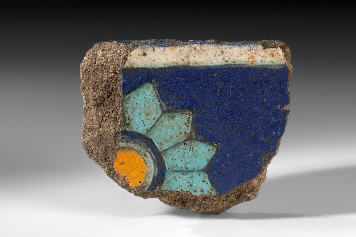 Randfragment eines Glasurziegels mit Rosettendekor
