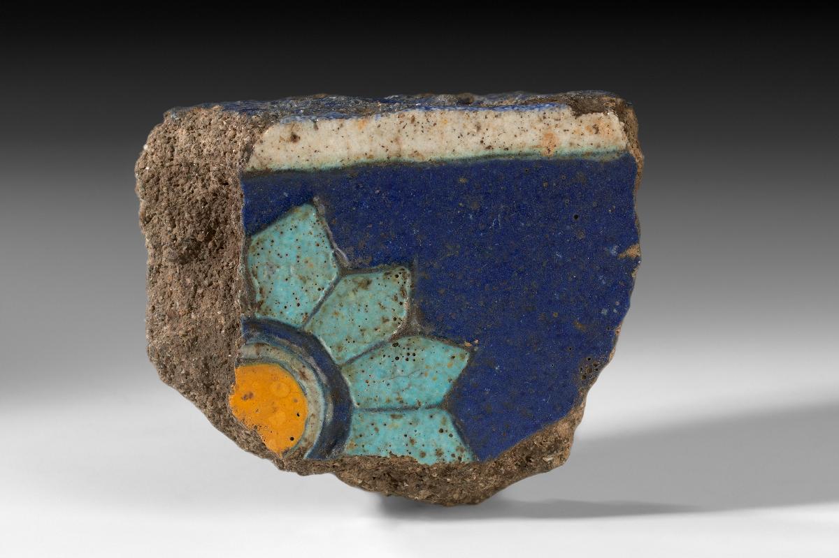 Randfragment eines Glasurziegels mit Rosettendekor
