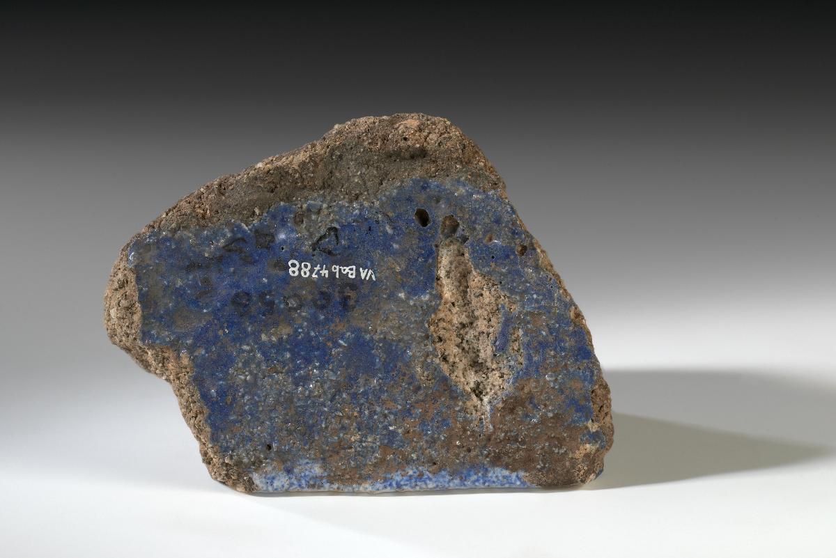Randfragment eines Glasurziegels mit Rosettendekor