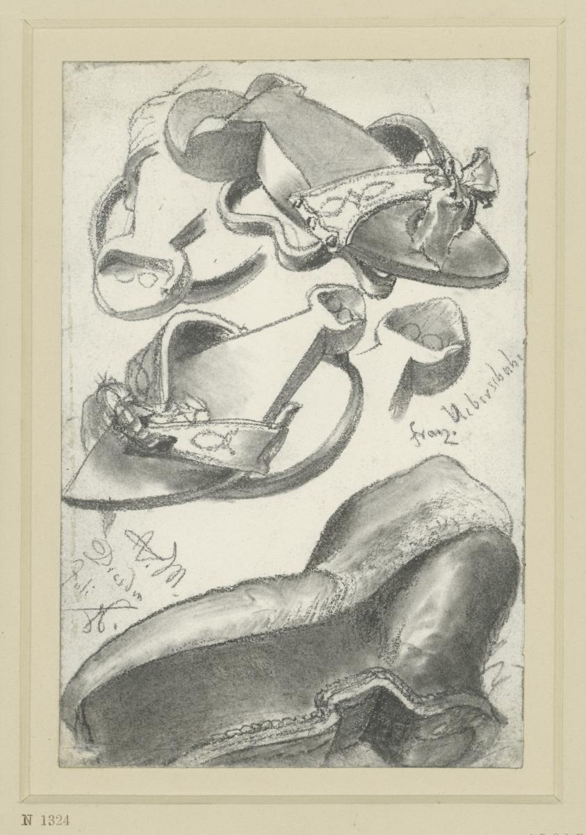 Männerstelzschuh von Anfang des 17. Jahrhunderts und zwei Frauenüberschuhe mit Eisengestell aus dem 18. Jahrhundert, Historisches Museum, Dresden