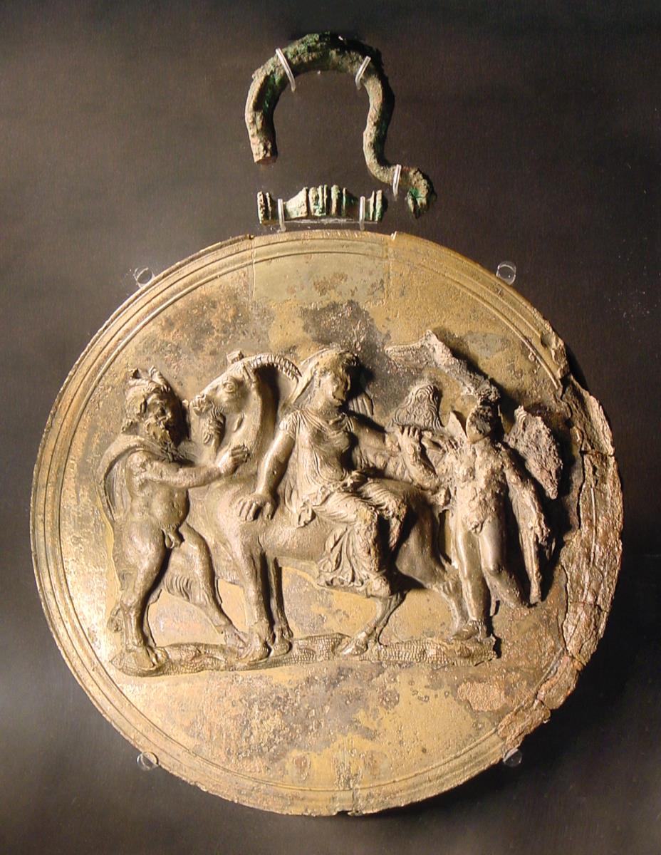 Griechischer Klappspiegel mit Aphrodite auf dem Bock; davor Pan anhaltend; hinten Eros (die ganze Gruppe ein Relief mit ausgeschnittenem Hintergrunde)