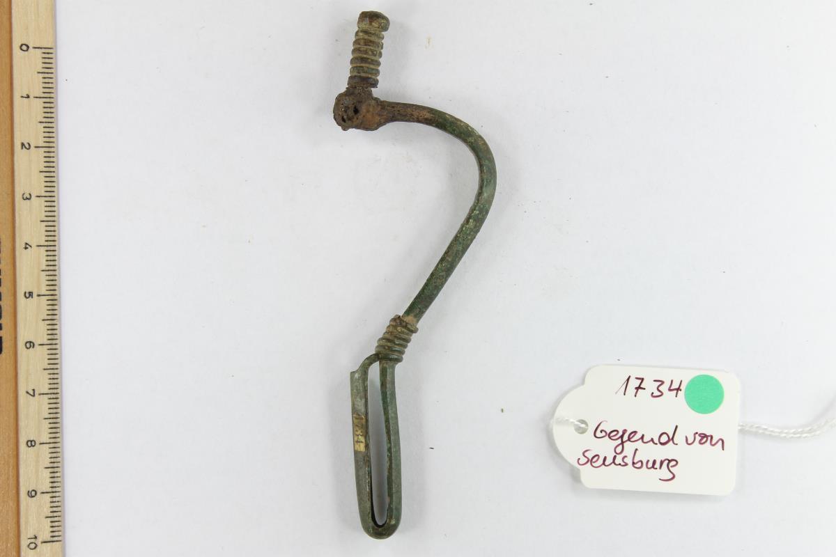 Fibel mit umgeschlagenem Fuß