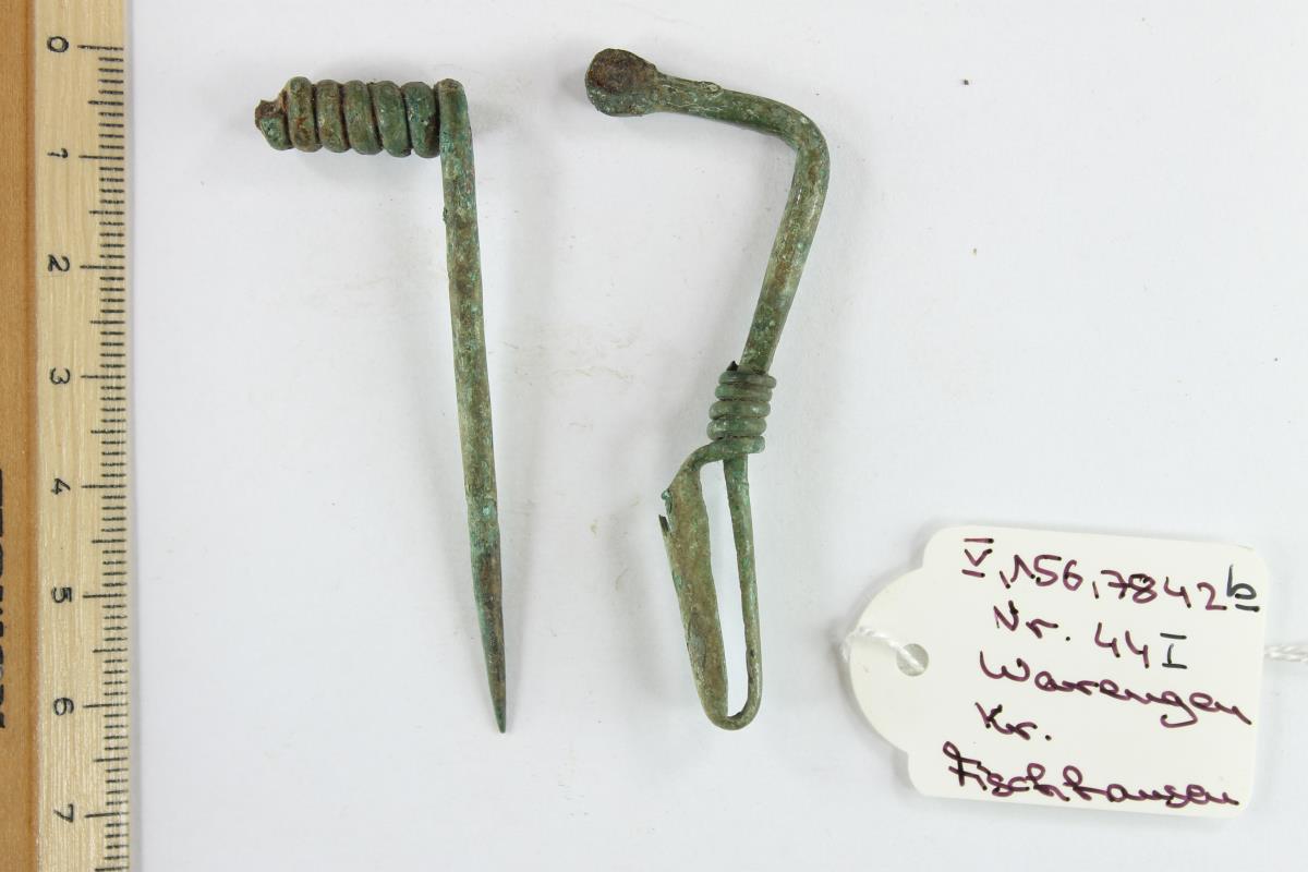 Fibel mit umgeschlagenem Fuß