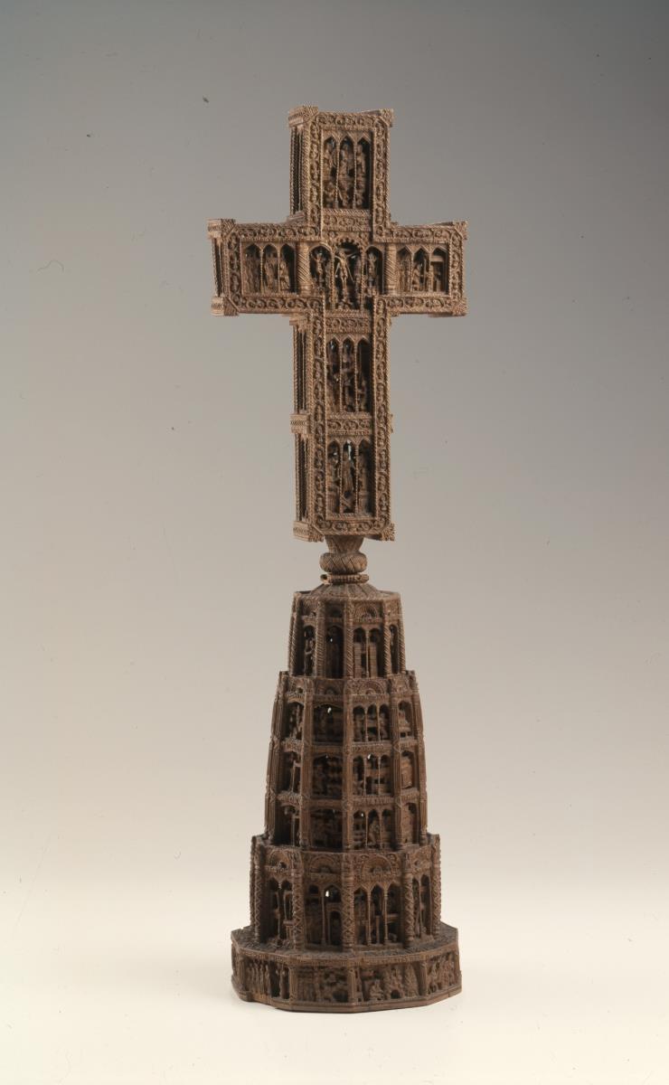 Kreuz mit zehneckigem Stufensockel