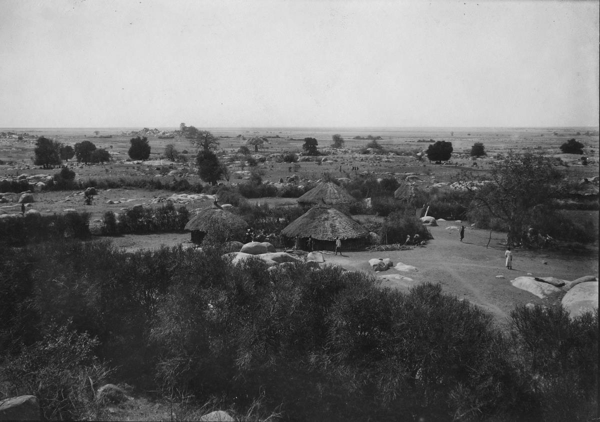 Ussukuma-Dorf mit Landschaft