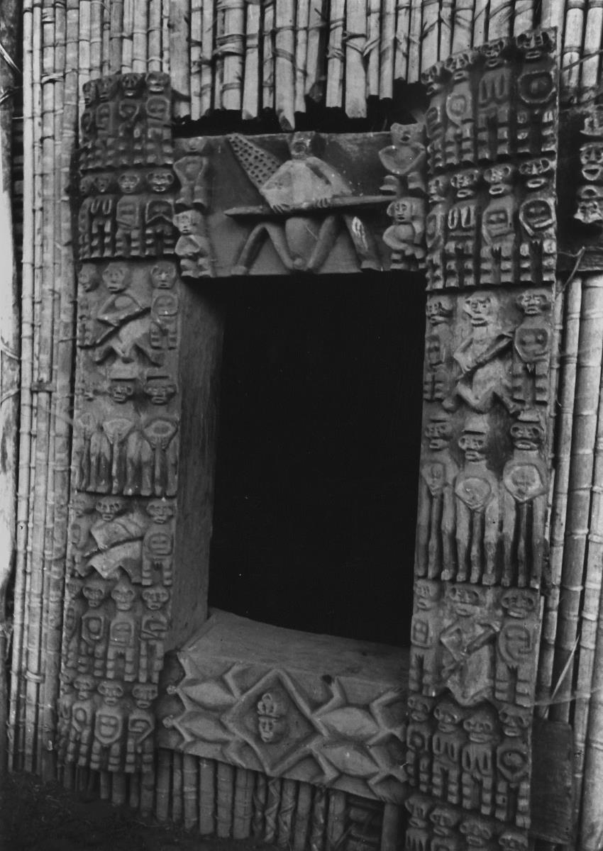 Schnitzereien am Portal des Versammlungshauses in Bandjun