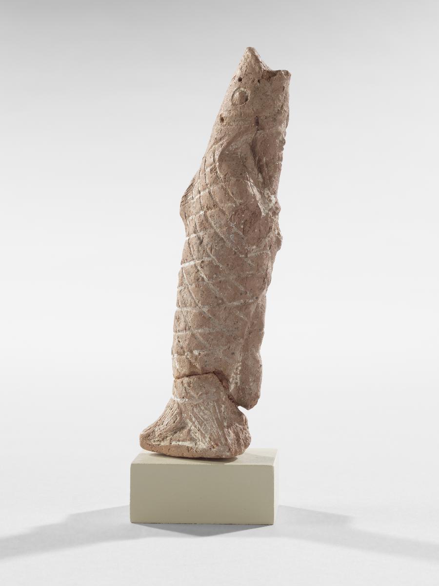 Statuette eines Mannes im Fisch-Gewand