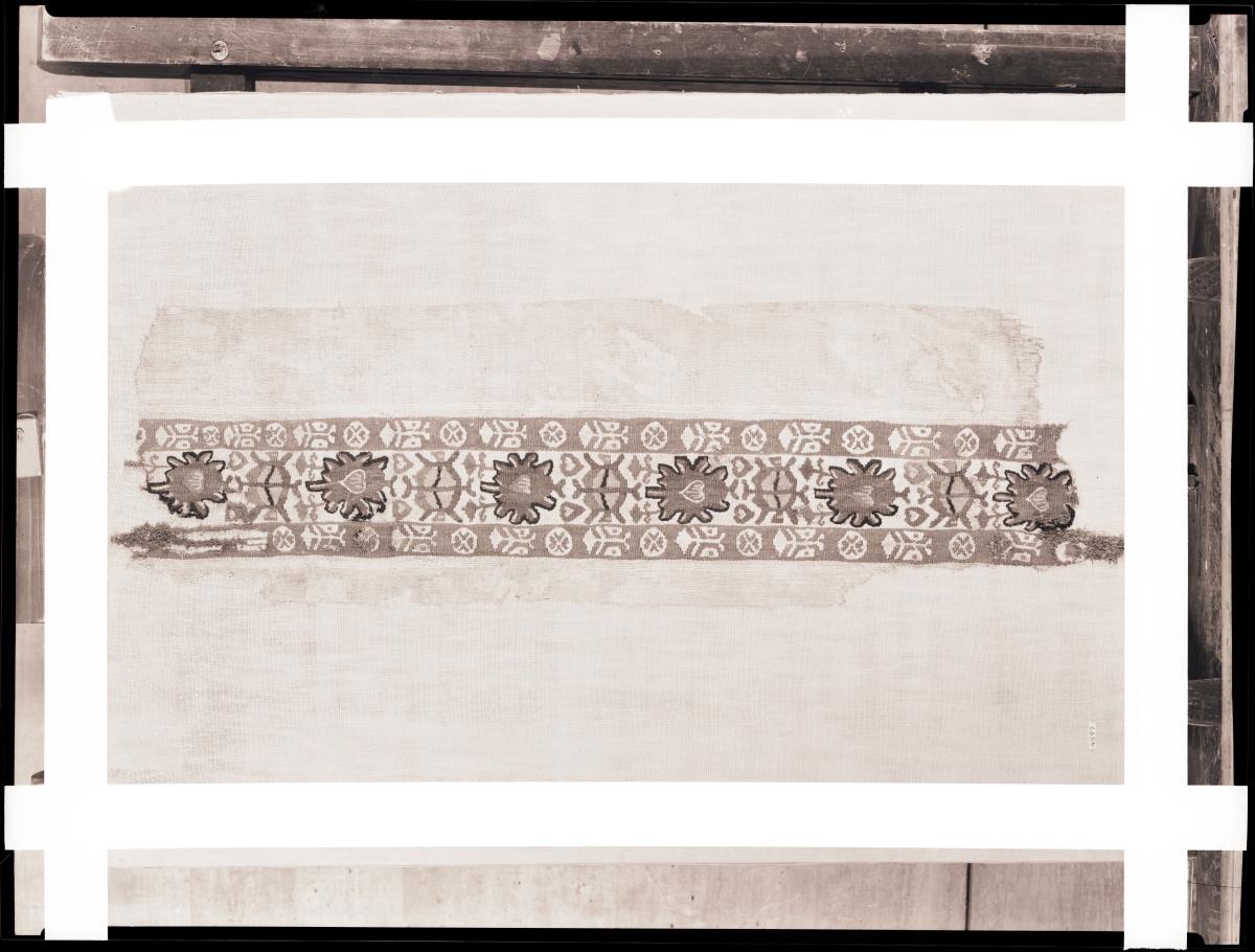 Fragment einer Tunika mit Zierstreifen