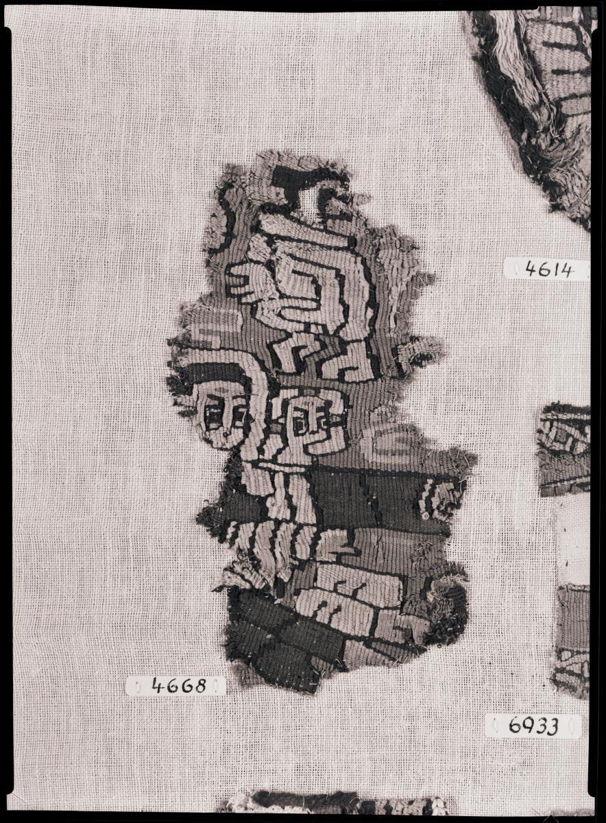 Fragment eines Besatzes mit Resten einer Darstellung der Anbetung der Magier