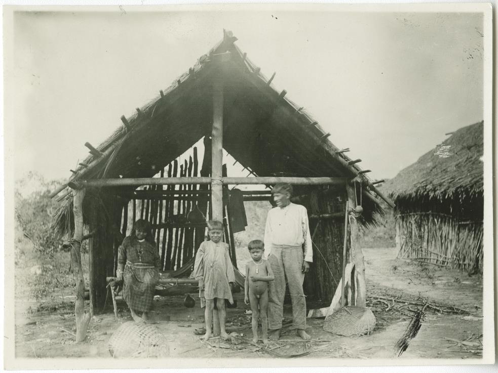 Der Paressi-Häuptling Matthias mit Familie in S. João