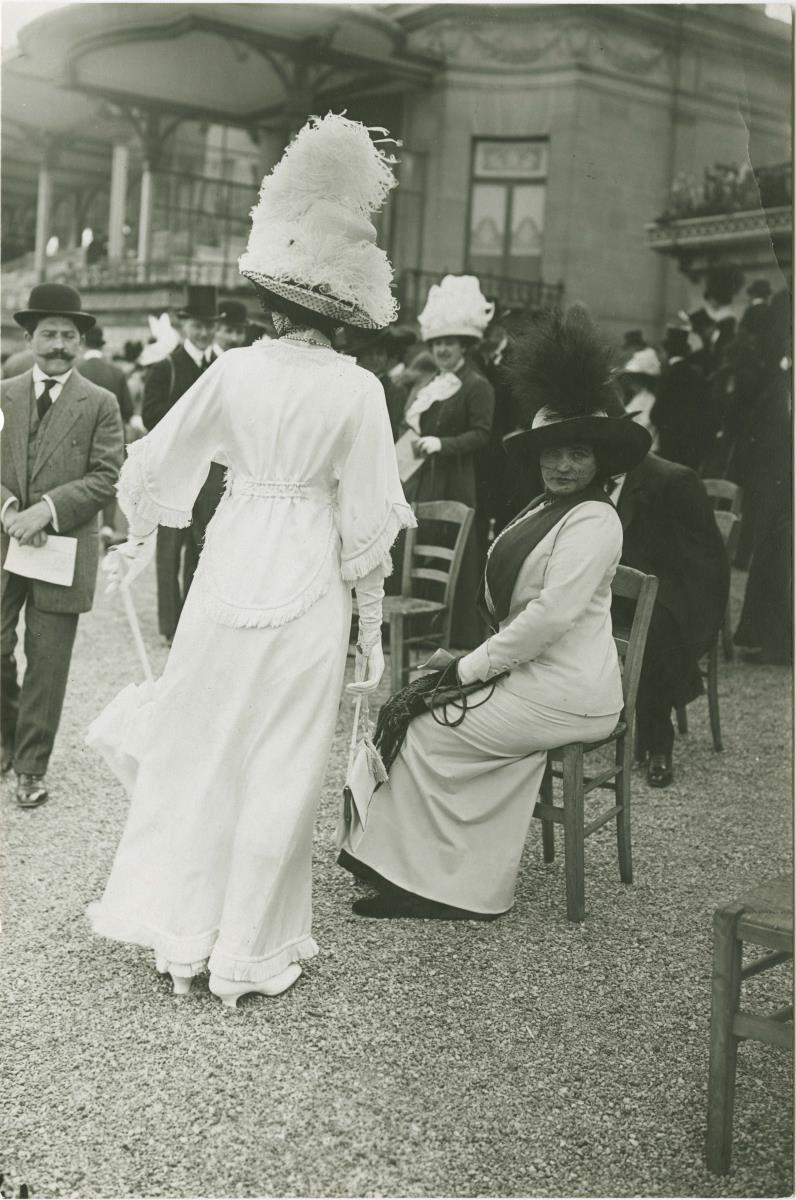 Frauen in Ensembles auf dem Rennplatz