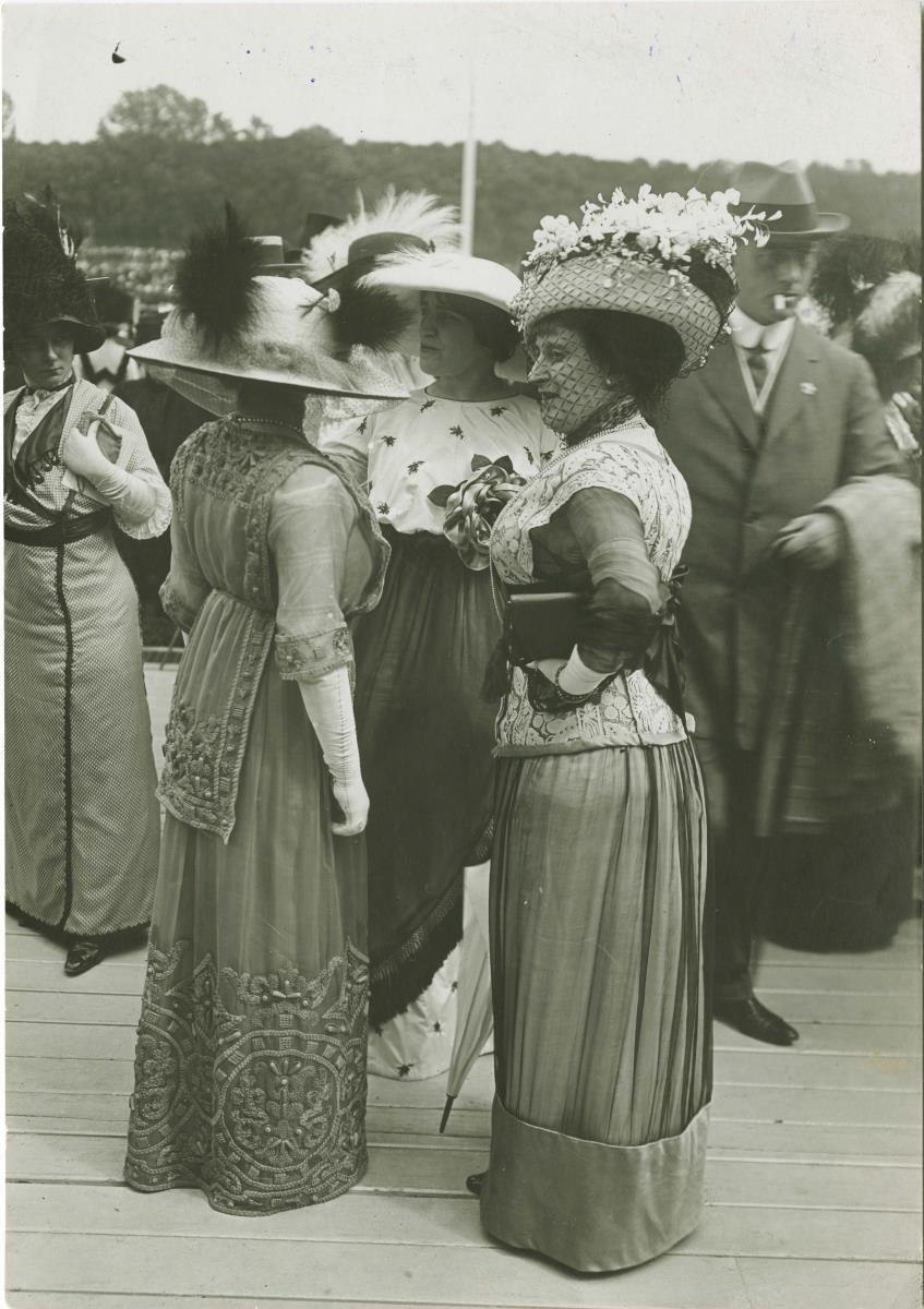 Frauen in Kleidern auf dem Rennplatz in Auteuil