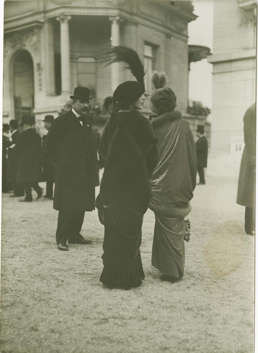 Frauen in Mänteln auf dem Rennplatz