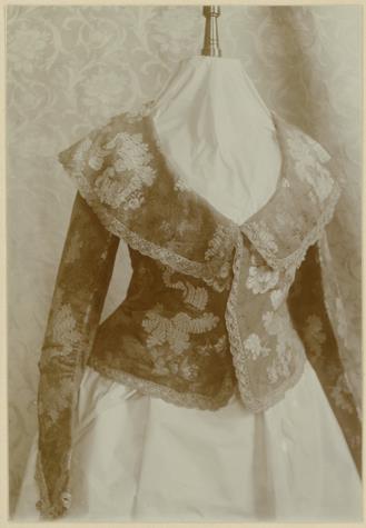 Damenjacke des 18. Jahrhunderts, Ausstellung 200 Jahre Kleiderkunst