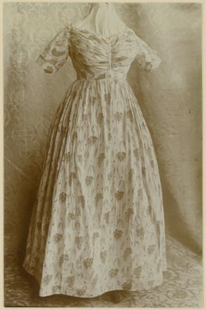 Damenkleid des 19. Jahrhunderts, Ausstellung 200 Jahre Kleiderkunst