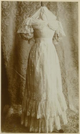 Damenkleid des 19. Jahrhunderts, Ausstellung 200 Jahre Kleiderkunst