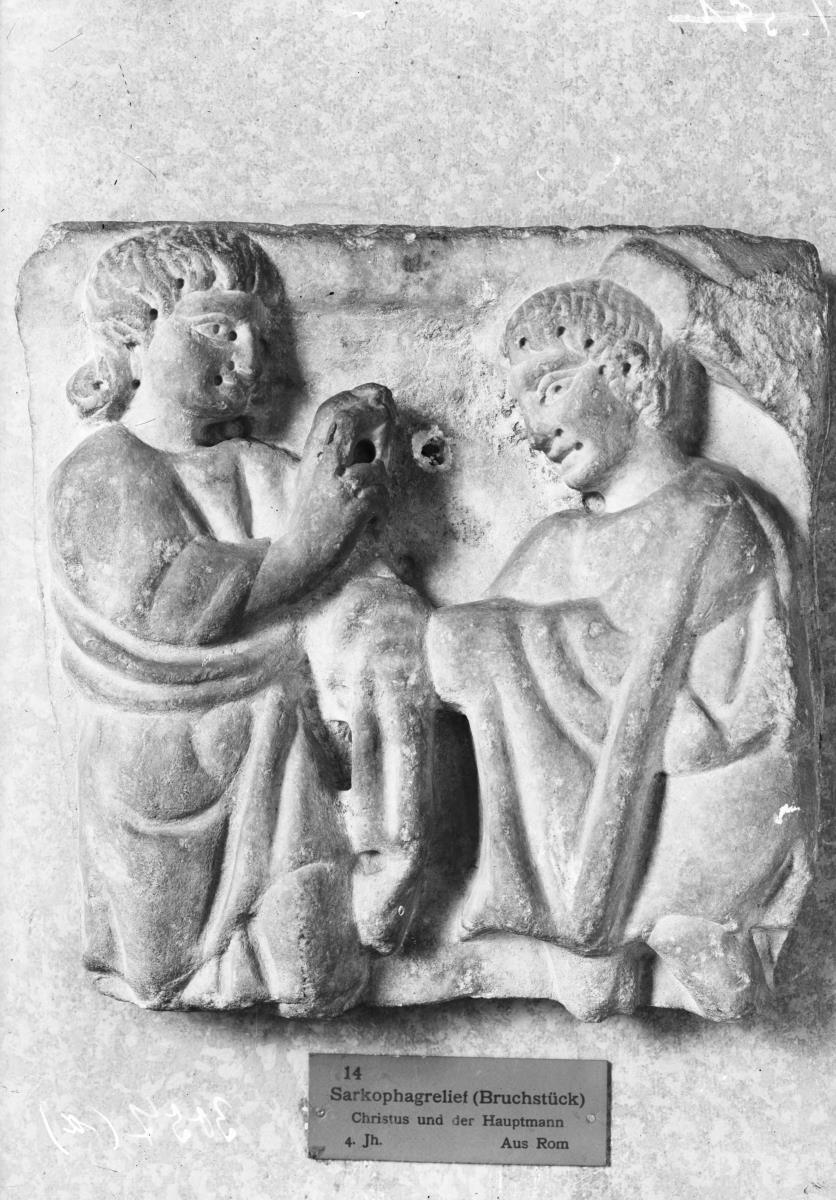 Fragment eines Sarkophagdeckels