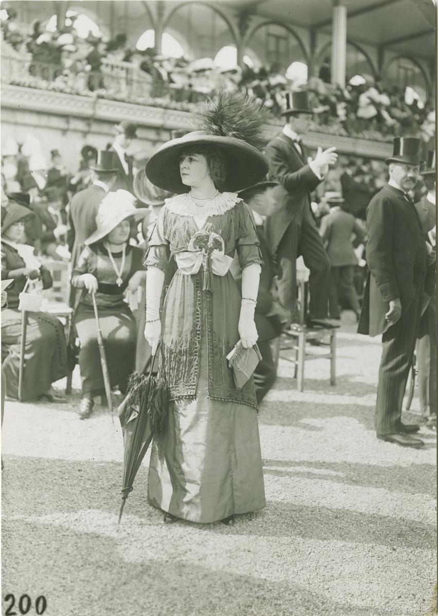 Frau in Kleid auf dem Rennplatz