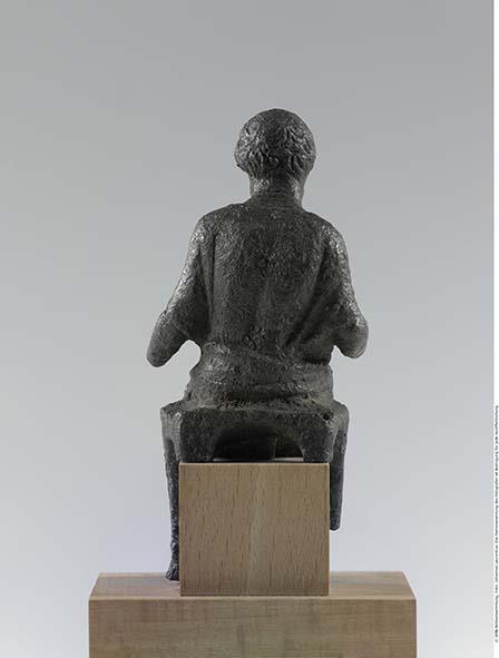 Klassische Statuette eines sitzenden, bärtigen Philosophen