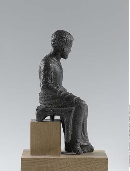 Klassische Statuette eines sitzenden, bärtigen Philosophen