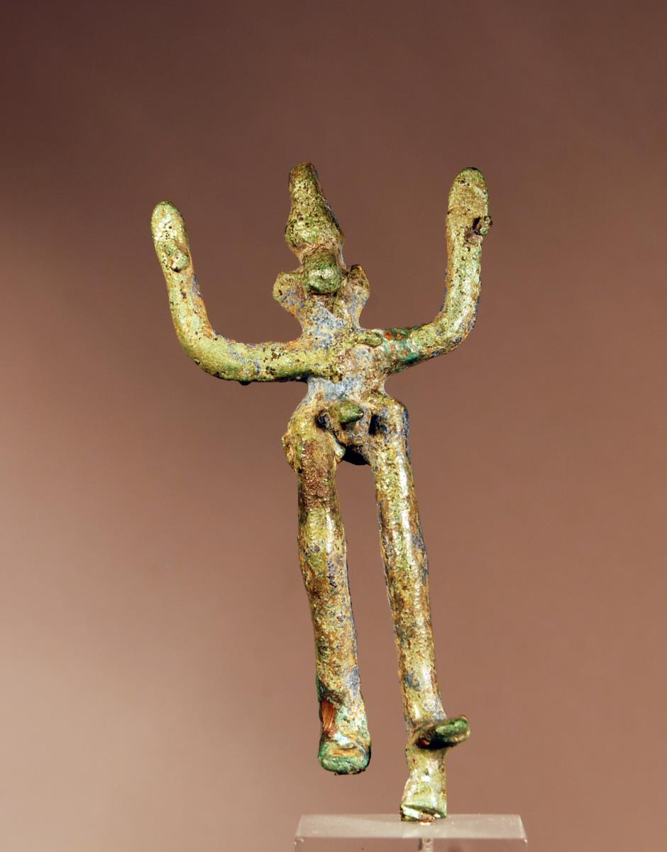 Figur eines betenden Mannes mit Helm