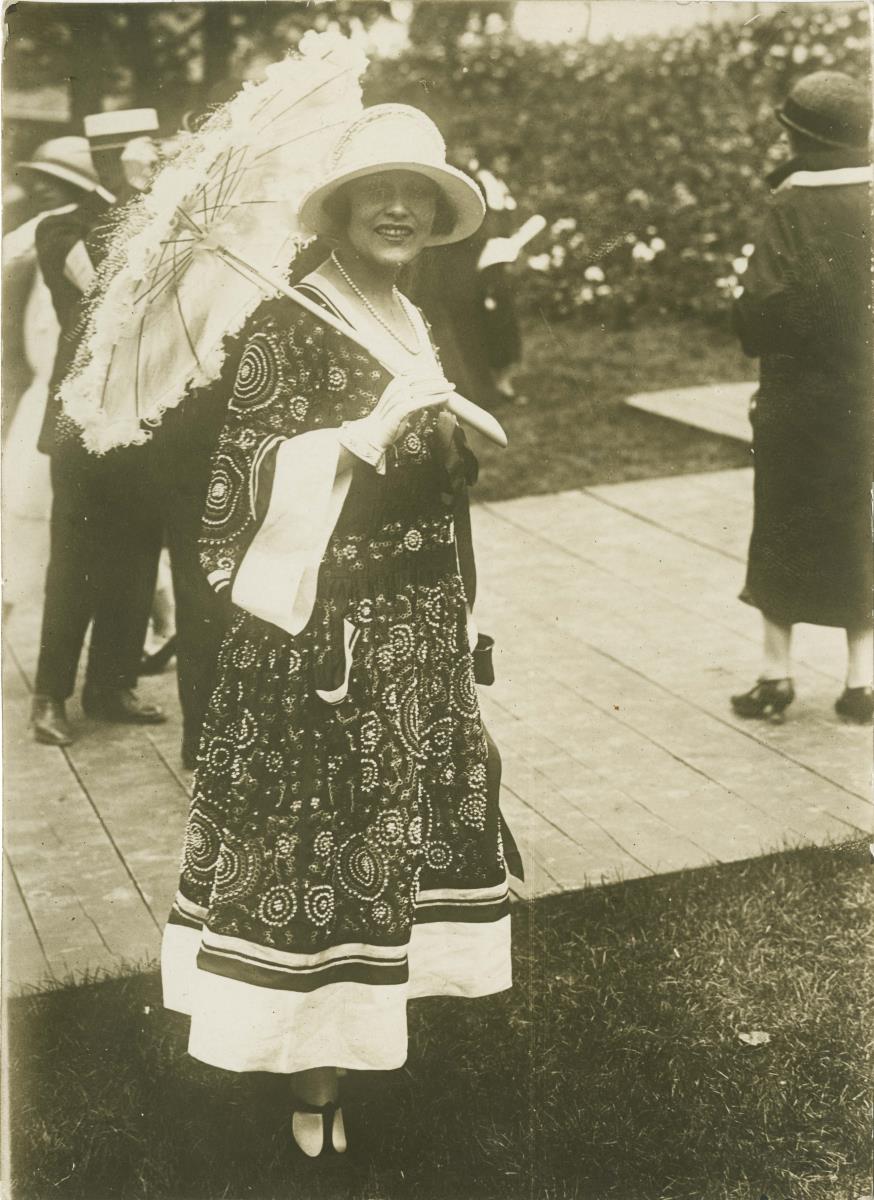 Frau in Kleid auf dem Rennplatz in Auteuil