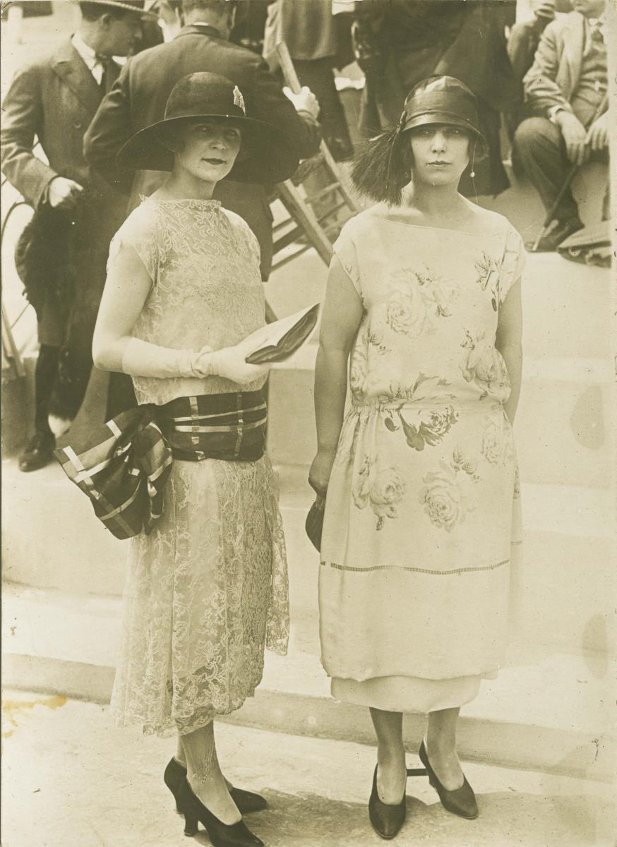 Frauen in Kleidern auf dem Rennplatz in Auteuil