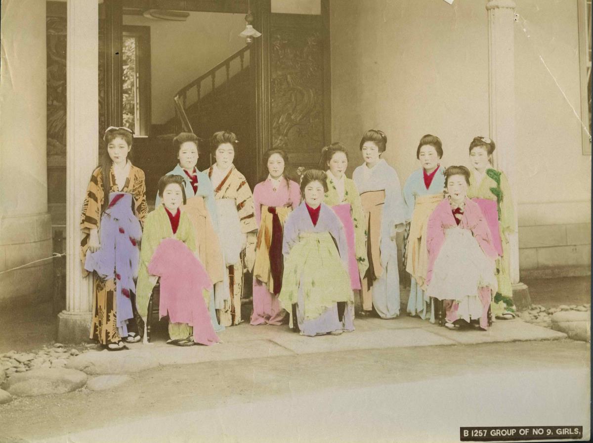 Gruppenbild mit 11 Frauen vor einem Theater (?)-europ. Bauart