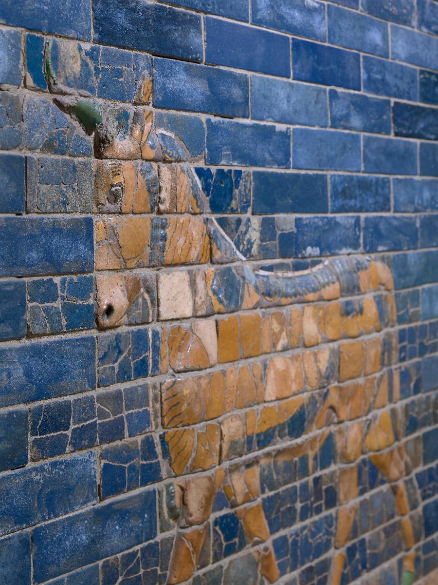 Schreitender Stier vom Ischtar-Tor (III. Baustufe)