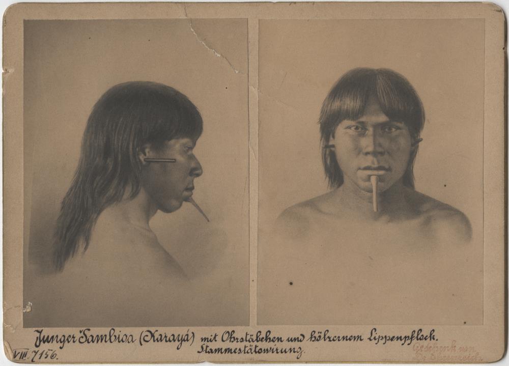"Junger Šambioa (Karajá) mit Ohrstäbchen und hölzernem Lippenpflock"