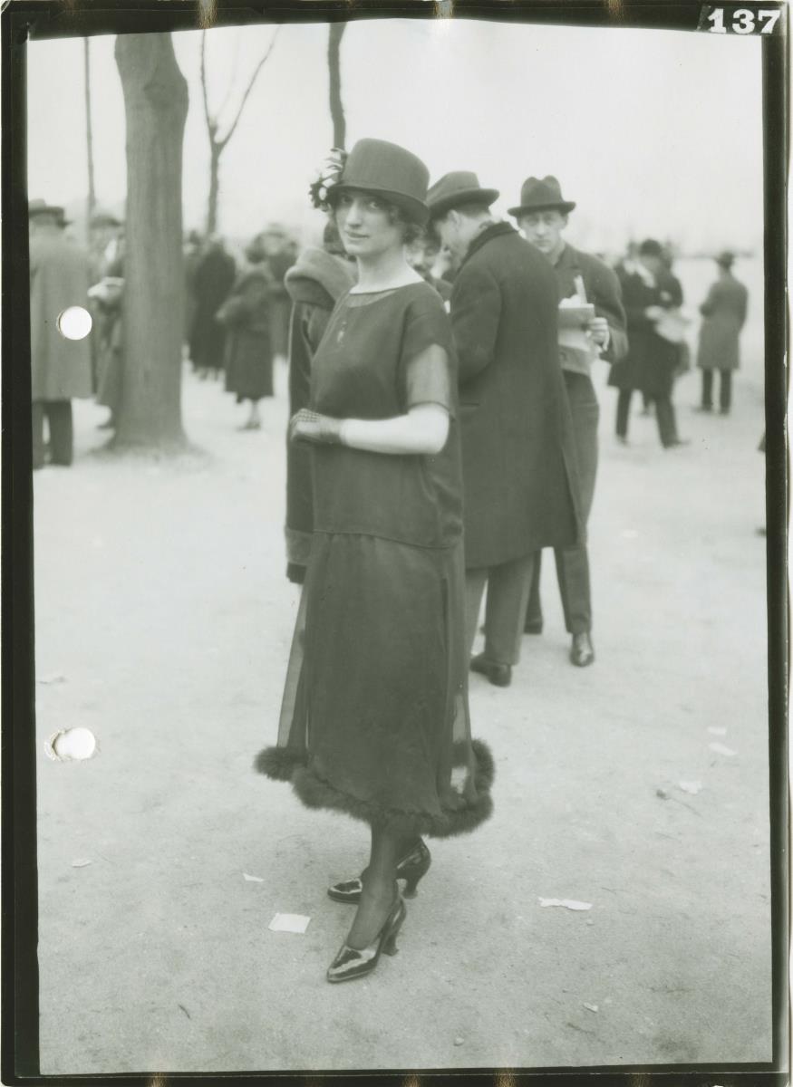 Frau in Kleid auf dem Rennplatz