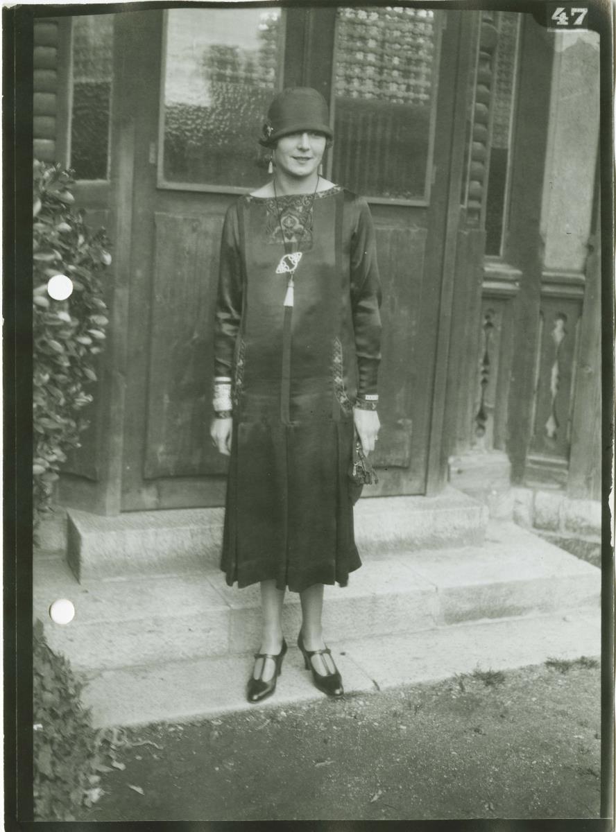 Frau in Kleid auf dem Rennplatz