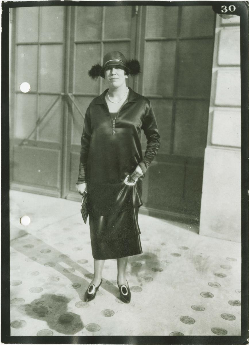 Frau in Kleid auf dem Rennplatz