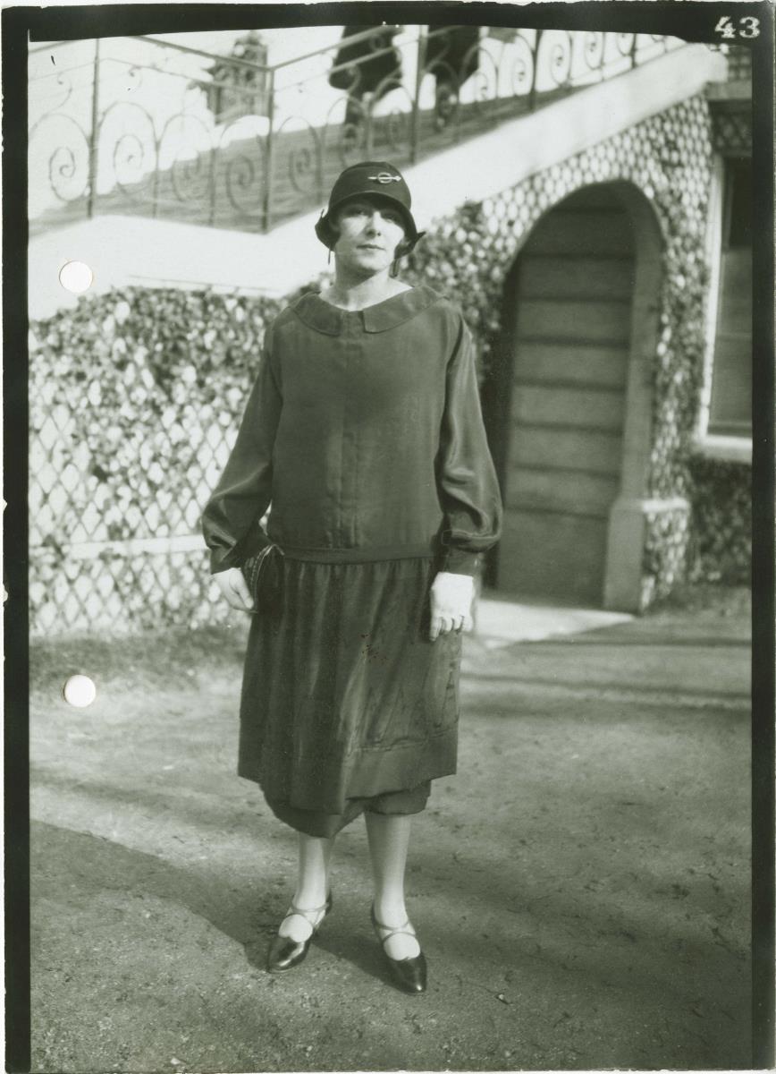 Frau in Kleid auf dem Rennplatz