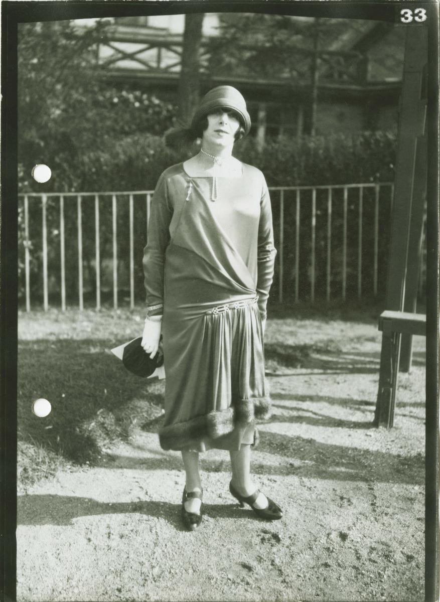 Frau in Kleid auf dem Rennplatz
