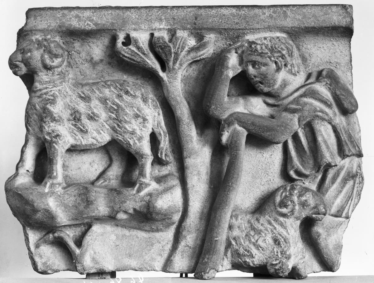 Fragment eines Sarkophagdeckels