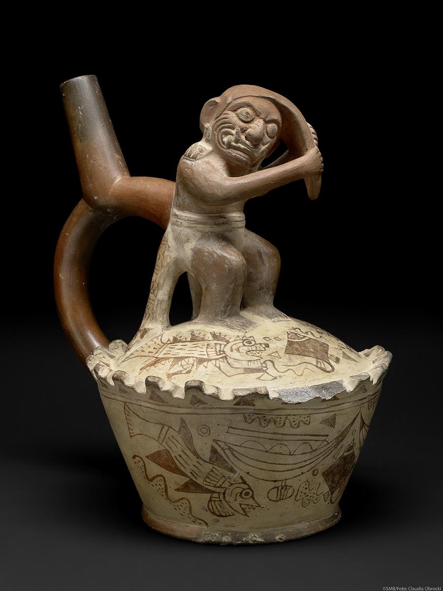 Fineline Painting: Fische und anthropo-zoomorphe Figuren; Applikation: anthropo-zoomorphe Figur sich den Haarschopf haltend