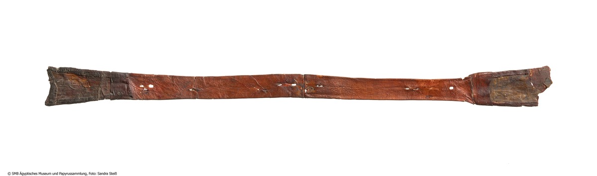 Mumienband mit eingepressten Darstellungen von König Osorkon I. vor Mut