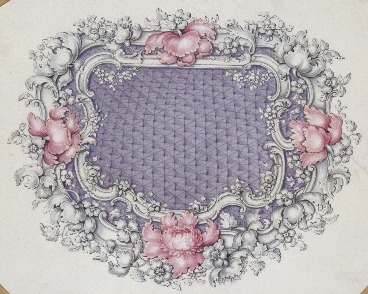 Tabatierenentwurf. Rautenförmig fazettierter Amethyst in einer doppelten, sehr reichen Umrandung aus Rocaillen und Blumen in silbrigem Ton mit vier großen rosa Blüten