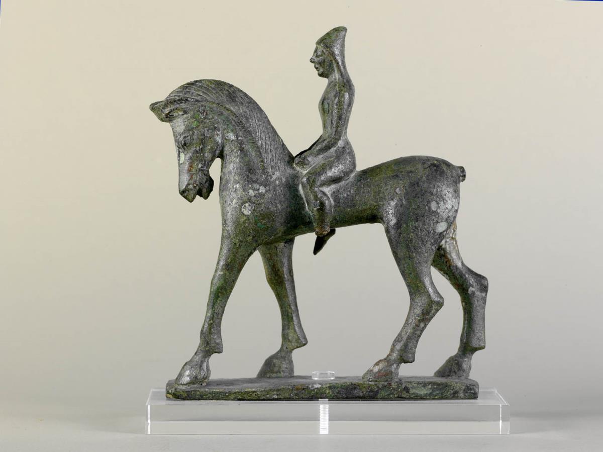 Statuette eines Reiters, gut erhalten, fleckige Patina, verloren: Schwanz des Pferdes und linker Fuß des Reiters
