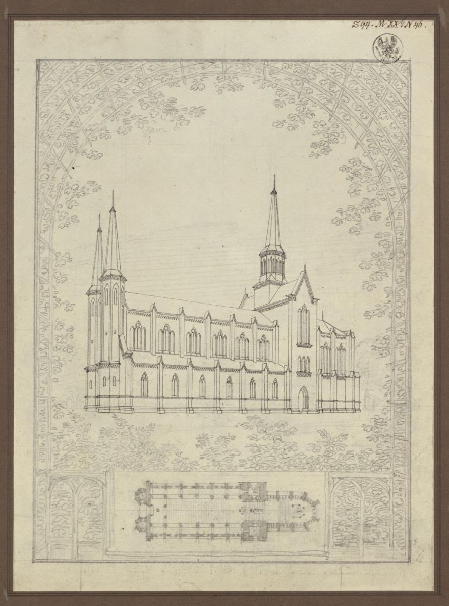 Neugotische Kirche durch einen Spalierbogen gesehen