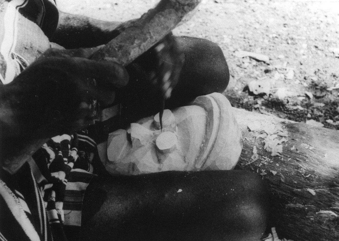 Im Allgemeinen arbeiten afrikanische Schnitzer nur mit Dechsel und Messer. Tame verwendet auch einen Meißel.