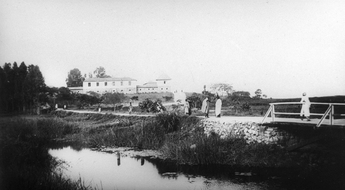 Boma Bukoba mit Brücke, l. Eukalyptus-Wald. Ost 1542