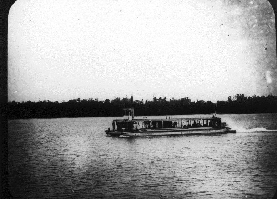 Gouverneursdampfer Kaiser Wilhelm II, vor dem Zoll in Salale (Rafidji-Delta)